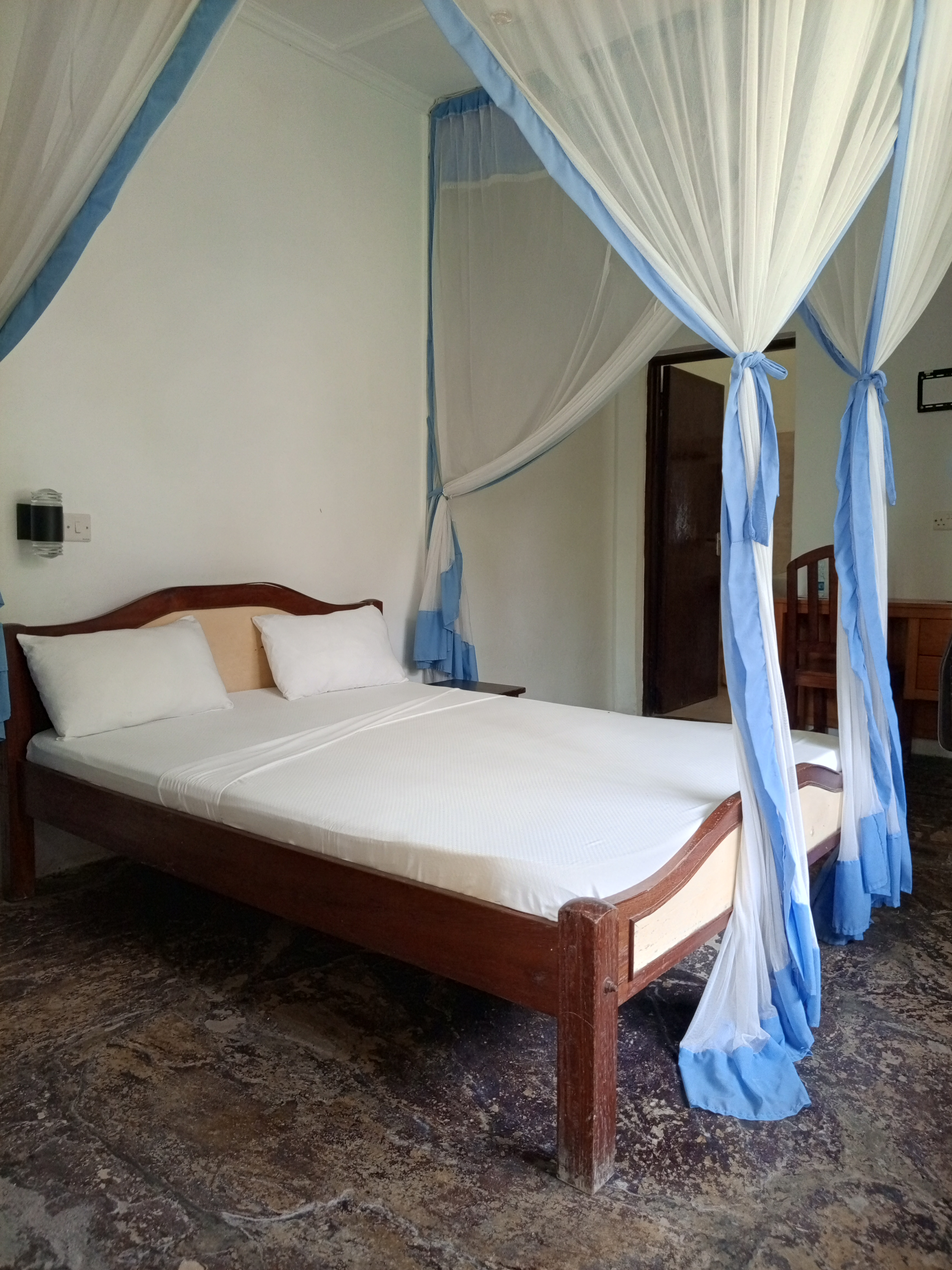 Large Single Room Bed